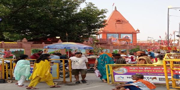 नवरात्रि के पहले दिन मां के दरबार में उमड़ी भक्तों की भीड़