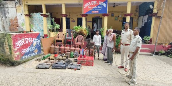 चोरी की समानों के साथ तीन चोर गिरफ्तार,आरएस पुलिस ने की कार्रवाई