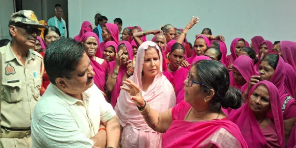 नवरात्र के पहले दिन हमीरपुर में गुलाबी गैंग का हंगामा