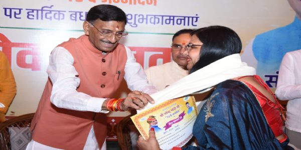 रक्षा राज्य मंत्री ने 75 साहित्यकारों को किया सम्मानित