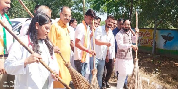 जींद : सेवा पखवाड़ा अभियान के तहत विधायक ने नगूरां पीएचसी में चलाया स्वच्छता अभियान