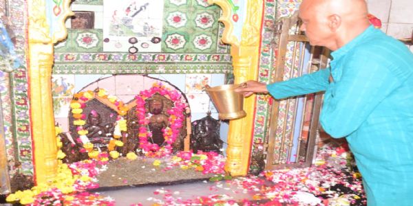 शारदीय नवरात्र : शुरू हुआ अनुष्ठानों व घटस्थापना का दौर, प्रथम दिवस हुई मां शैलपुत्री की पूजा