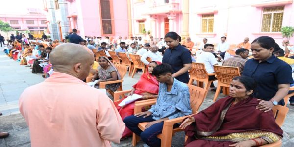 हर जरूरतमंद को दिलाएं कल्याणकारी योजनाओं का लाभ : सीएम योगी