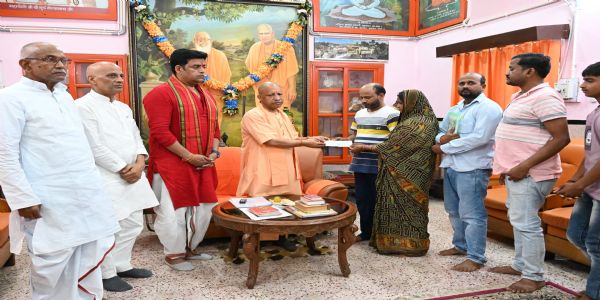 दीपक के परिजनों की वेदना में सीएम ने लगाया आर्थिक मदद व संवेदना का मरहम