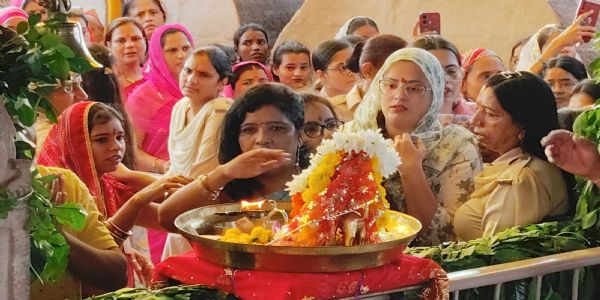 शारदीय नवरात्र आरंभ : घर- घर हुई घट स्थापना, शुभ मुहूर्त में लोगों ने किया काम शुरू