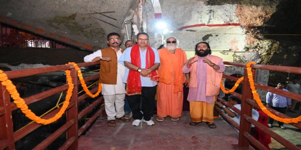 मंत्री गणेश जाेशी ने किया रिकॉर्ड समय में बने टपकेश्वर मंदिर के पुल का उद्घाटन