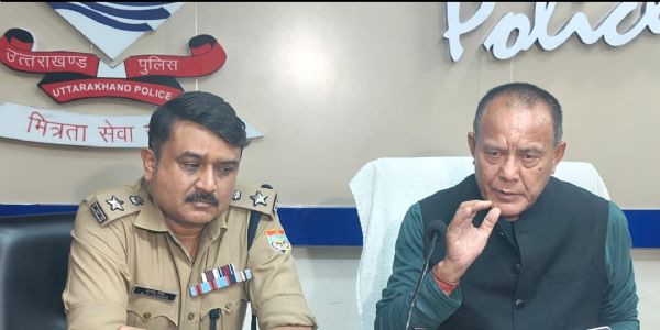 एसएसपी कार्यालय में वरिष्ठ पुलिस अधीक्षक (एसएसपी) अजय सिंह और गणेश सिंह मर्तोलिया  पत्रकार  वार्ता करते।