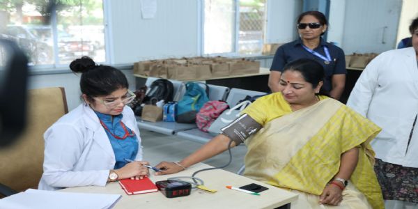 दिल्ली की मुख्यमंत्री रेखा गुप्ता एम्स में स्वस्थ नारी स्वस्थ्य परिवार अभियान के तहत शिविर में स्वास्थ्य जांच करवाते हुे