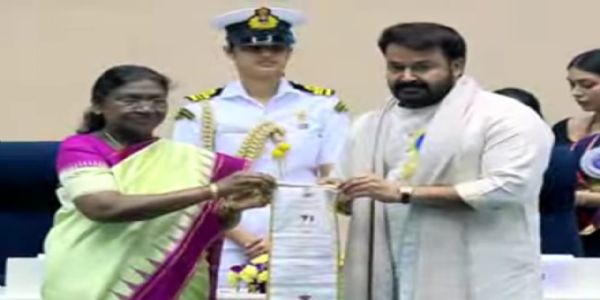 मलयालम फिल्मों के सुपरस्टार मोहनलाल दादा साहब फाल्के पुरस्कार प्राप्त करते हुए