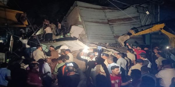 यह हादसा इंदौर में जवाहर मार्ग पर प्रेमसुख टॉकीज के पीछे हुआ।