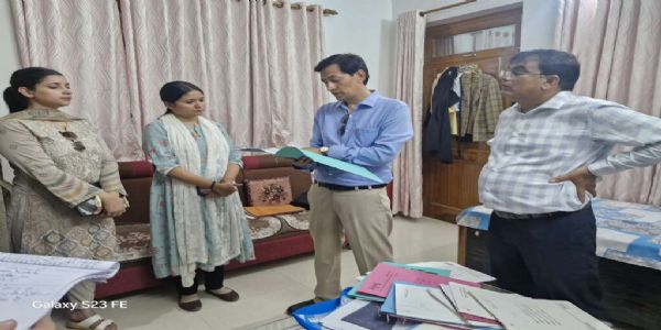 कमिश्नर ने कानूनगो अशरफ के घर से पकड़ा फाइलों का जखीरा, मचा हड़कप