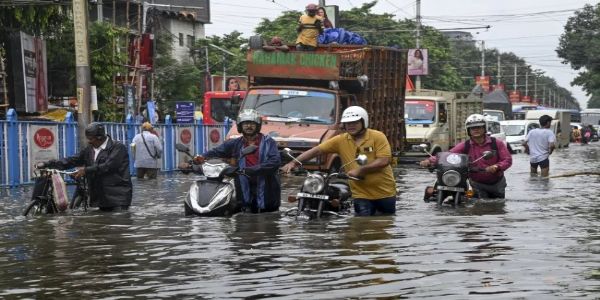 भारी बारिश में फंसे पायलट और क्रू, कोलकाता एयरपोर्ट पर 40 से ज्यादा उड़ानें रद्द