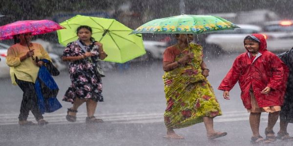कोलकाता में रिकॉर्ड तोड़ बारिश, करंट लगने से सात की मौत