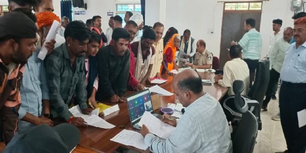 राजगढ़ः कार्य में लापरवाही पर पंचायत सचिव निलंबित, उपयंत्री की संविदा नवीनीकरण रोकी