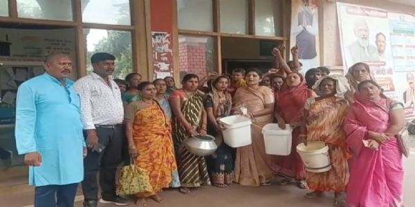 धमतरी के डाकबंगला वार्ड में पानी की समस्या, बर्तन लेकर निगम में महिलाओं ने किया प्रदर्शन