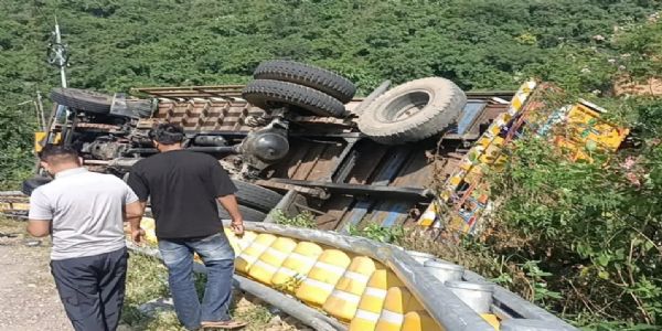 देहरा में पलटा श्रद्धालुओं का ट्रक, दो की मौत, 20 से अधिक घायल