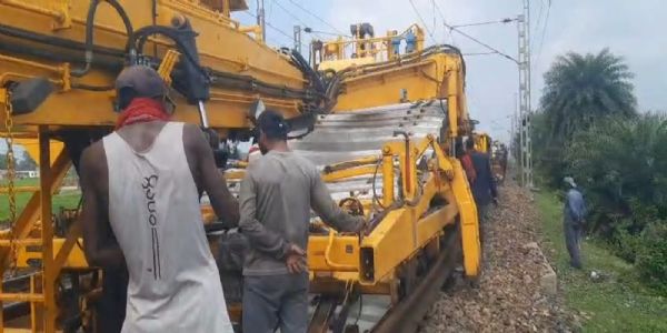 रेलवे ने कोडरमा स्टेशन में एक दिन में 2715 स्लीपर बदलकर बनाया रिकॉर्ड
