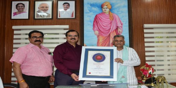 मप्रः मंत्री परमार को आयुष के अधिकारियों ने भेंट किया स्कॉच अवार्ड