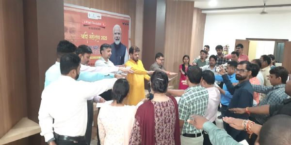 रायपुर : खादी वस्त्र व स्वदेशी अपनाने अधिकारी और कर्मचारियों ने ली शपथ