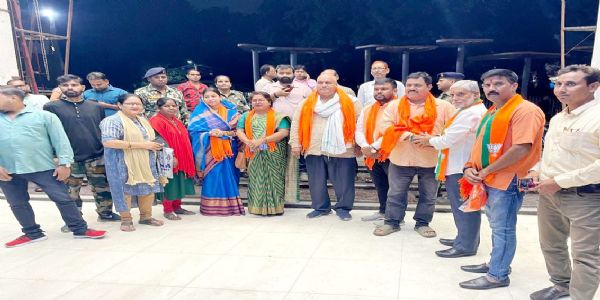 भाजपा कार्यकर्ताओं ने देखी प्रधानमंत्री के जीवन पर आधारित डॉक्यूमेंट्री