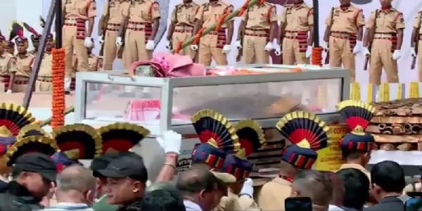 ज़ुबीन गर्ग की अंतिम यात्रा में श्मशान स्थल पर प्रशंसकों की भारी भीड़