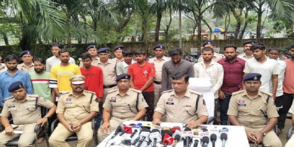 रायगढ़ पुलिस ने बाइक चोर गिरोह का किया भंडाफोड़, अठारह आरोपित गिरफ्तार, 52 दोपहिया वाहन बरामद