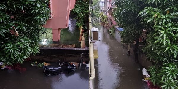 रातभर की बारिश ने बिगाड़े हालात, पंडाल सजने से पहले ही डूबा कोलकाता
