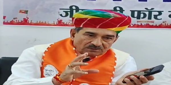 प्रधानमंत्री मोदी के कार्यक्रम के लिए घर-घर जाकर बांटे गए पीले चावल