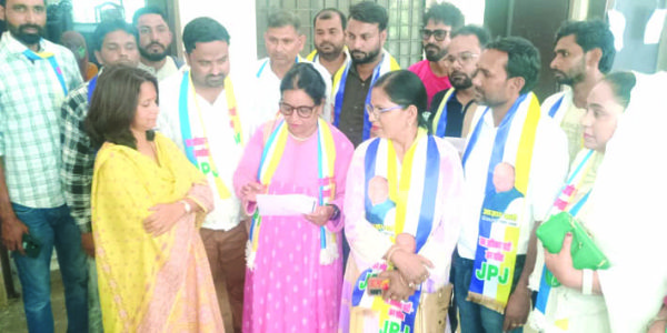 चरणजीत पाहवा पर धार्मिक उन्माद फैलाने का आरोप, मुकदमा करने की मांग