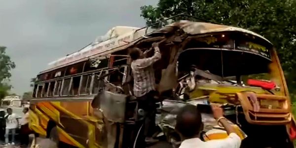 बांकुड़ा में दो बसों की आमने-सामने टक्कर, 30 घायल, तीन की हालत गंभीर
