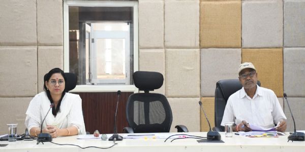 जिला पंचायत सीईओ तोमर ने की विभागीय कार्यों के प्रगत‍ि की समीक्षा