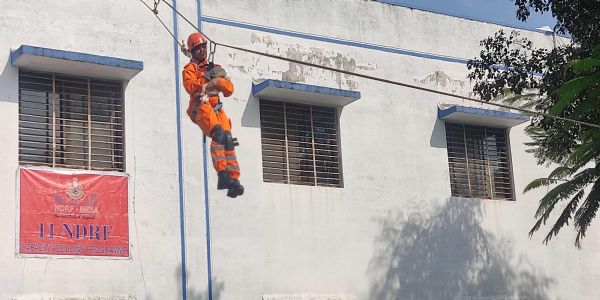 सिवनीः जिला चिकित्सालय में एनडीआरएफ ने किया भूकंप आपदा प्रबंधन मॉक ड्रिल