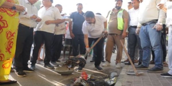 हर्ष मल्होत्रा ने पूर्वी दिल्ली में चलाया सफाई अभियान, लोहा पुल पर की सफाई