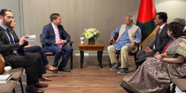 बांग्लादेश की अंतरिम सरकार के मुख्य सलाहकार प्रो. मोहम्मद यूनुस ने न्यूयॉर्क में अमेरिकी विशेष दूत सर्जियो गोर से मुलाकात की। इस दौरान चुनाव और क्षेत्रीय सहयोग पर चर्चा की। फोटो:  मुख्य सलाहकार के फेसबुक पेज से