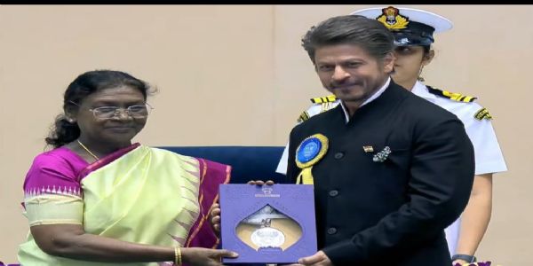 अभिनेता शाहरुख खान राष्ट्रीय फिल्म पुरस्कार लेते हुए