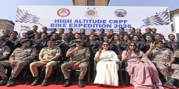 सीआरपीएफ के महानिदेशक ने लाल चौक से महिला बाइक अभियान के तीसरे संस्करण को हरी झंडी दिखाकर किया रवाना
