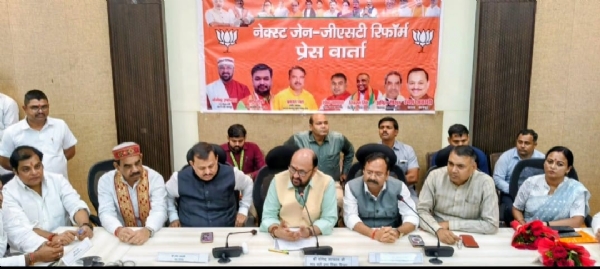 पत्रकार वार्ता के दौरान मंत्री योगेंद्र उपाध्याय व अन्य का छायाचित्र