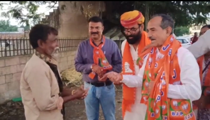 लोगों को पीले चावल देकर सभा में शामिल होने के लिए न्यौता देते भाजपा प्रदेश अध्यक्ष मदन राठौड़