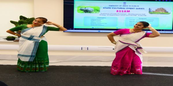 आयरलैंड की राजधानी डबलिन में भारतीय दूतावास के तत्वावधान में आयोजित सांस्कृतिक कार्यक्रम की स्मृति को सहेज हैं ये चित्र।