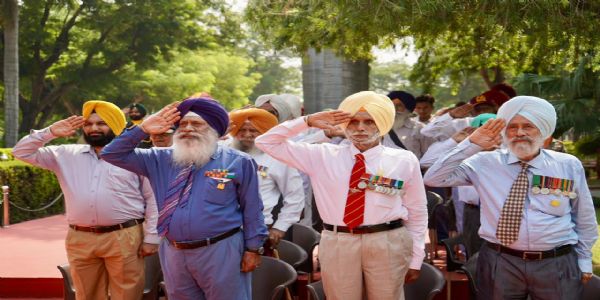वर्ष 1965 में भारत पाक युद्ध के शहीदों को श्रद्धांजलि देते पूर्व सैन्य अधिकारी