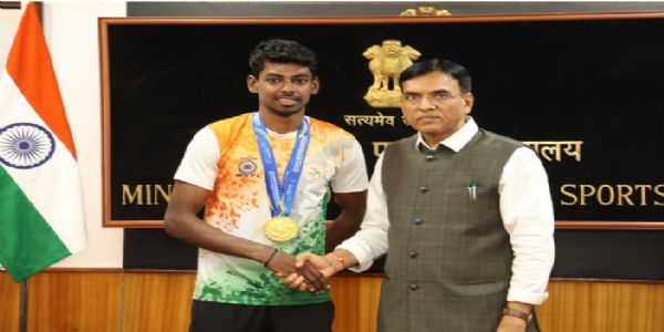 पदक विजेताओं को सम्मानित करते खेल मंत्री डॉ. मनसुख मंडाविया