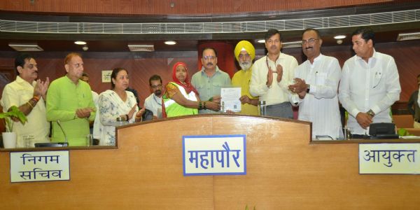 नगर निगम के 310 सफाई कर्मचारियों को सौंपे गए नियमितीकरण पत्र