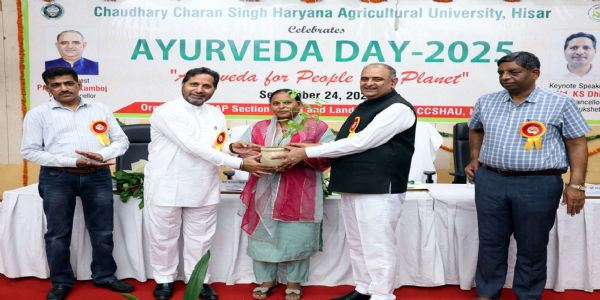 हिसार : आयुर्वेद-जीवन शैली व प्रकृति संग संतुलन का मार्ग : प्रो. बीआर कंबोज