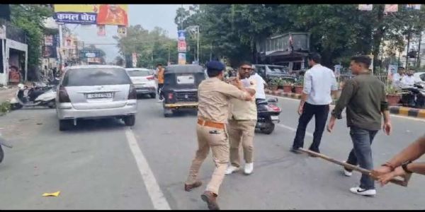 छात्रसंघ चुनाव: कॉलेज गेट पर दो गुटों में भिड़ंत, पुलिस ने संभाला मोर्चा