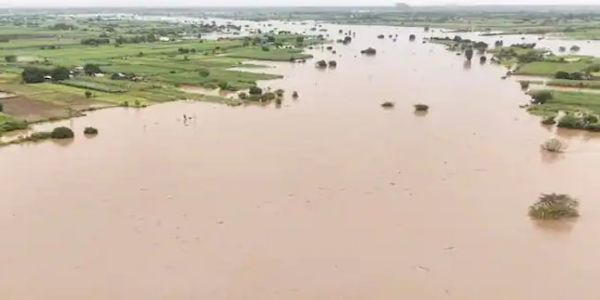 महाराष्ट्र के कई जिलों में बाढ़ का कहर जारी, दो हाईवे बंद, रेल सेवा प्रभावित