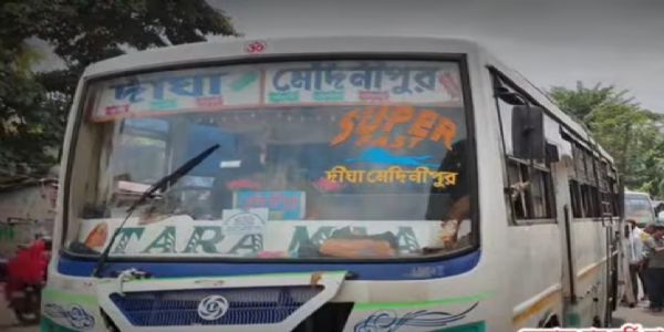 बेलदा : पुलिस ने बस से भारी मात्रा में प्रतिबंधित पटाखे और बनाने का सामान जब्त किया