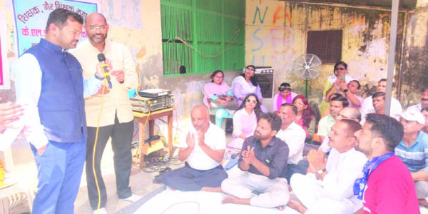 फिर धरने पर बैठे डीएवी डिग्री पीजी कॉलेज के शिक्षक व कर्मचारी