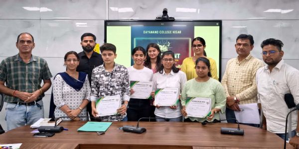 हिसार : दयानंद कॉलेज में हिंदी व अंग्रेजी भाषण प्रतियोगिता का आयोजन
