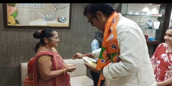 सभा में शामिल होने के लिए पीले चावल देकर न्यौता देते भाजपा के वरिष्ठ नेता राजेंद्र सिंह राठौड़