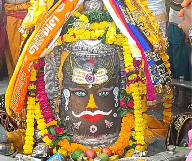 राजा स्वरूप सजे बाबा महाकाल